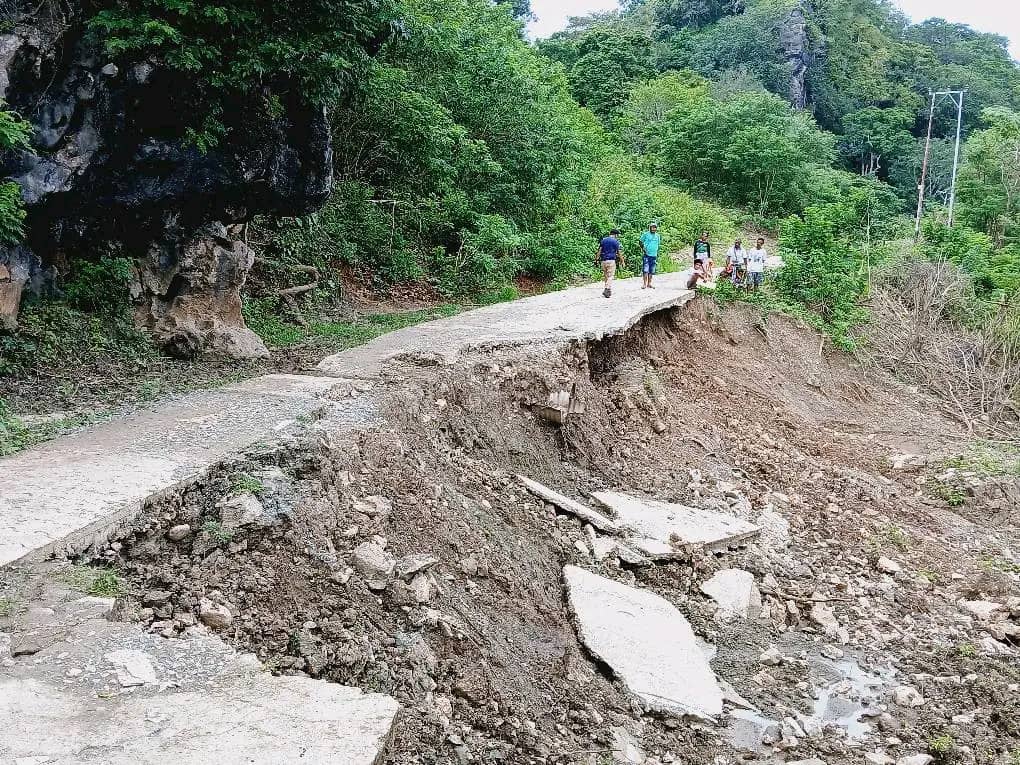 Ida-ne'e mak kondisaun estrada ne'ebé kotu kuaje metru-50 resin iha bairru Oébola, aldeia Hau-Ufe, suku Lela-Ufe, sub-rejiaun Nítibe.Imajen/mídia GPA