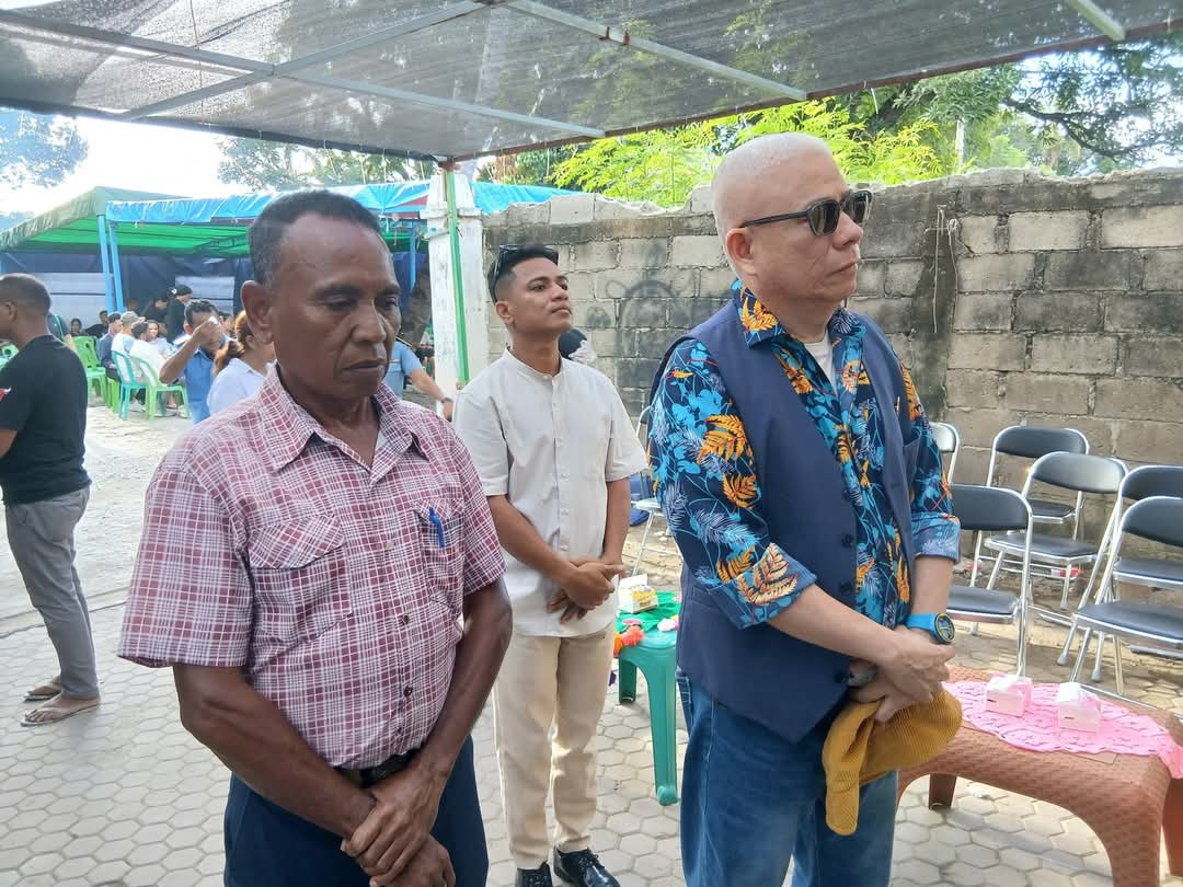 Vise-Ministru Fortalesimentu Inatitusionál, Paulo Remédios, presta omenajen ba matebian Antigu Segundu Komandante Jerál PNTL, Komisáriu Polísia Mateus Fernandes, Bebonuk, tersa (08/04/2025). Imajen TATOLI/ Natalino Costa
