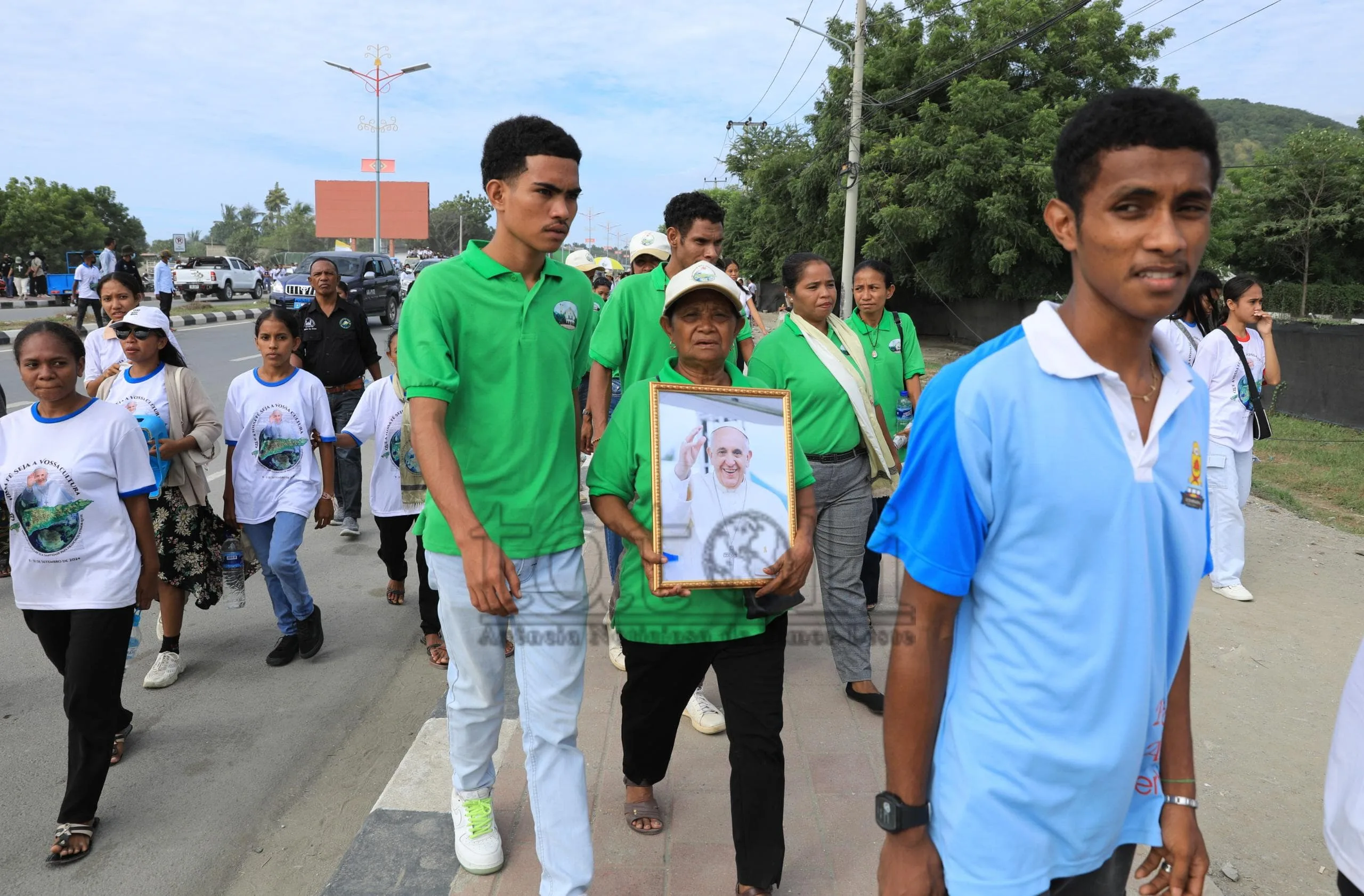 Sarani sira hahú nadodon bá Tasi Tolu hodi partisipa misa requiem Papa Francisco. Imajen TATOLI/Francisco Sony