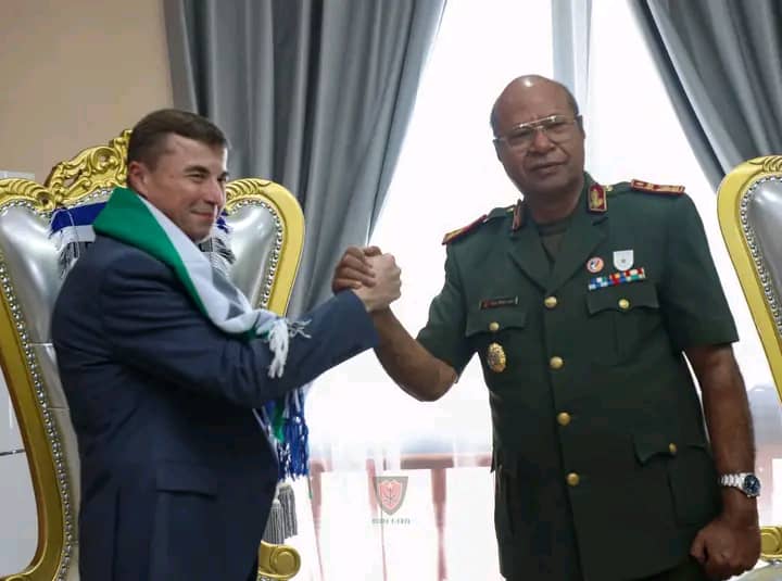 Embaixadór Naun-Rezidente Rúsia, Sergei Gennadievich Tolchenov, hasoru-malu ho Xefe Estadu Maiór Jenerál FALINTIL-Forsa-Defeza Timor-Leste (F-FDTL), Tenente Jenerál Domingos Raul “Falur Rate Laek”, iha Kuartél Jenerál F-FDTL, Fatuhada, 19 Fevereiru 2025, hodi diskute formasaun ba forsa armada. Imajen espesiál
