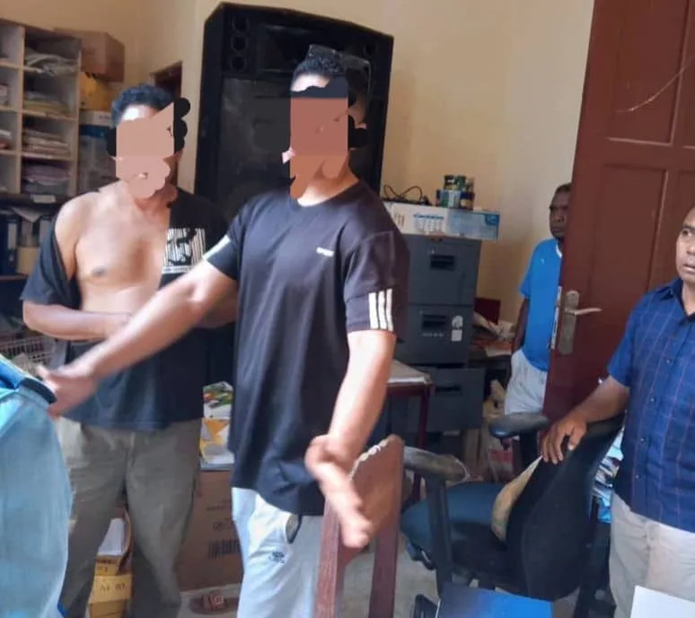 Suspeitu SdC (faru metan) hamutuk ho vítima, Padre David Savio, iha Kartóriu Parókia Santa Terezinha Kelikai, segunda (12/05). Imajen espesiál